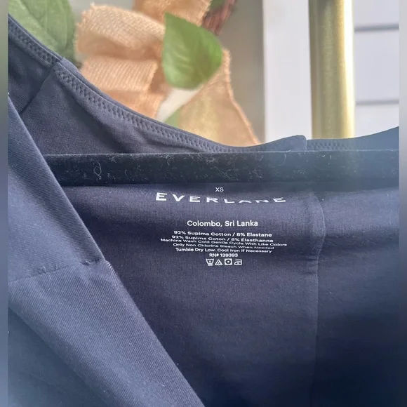 Everlane - Picture 3 of 4
